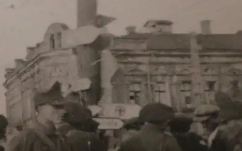 altes Foto - rumänische Soldaten ?? - Schilderwald - Galgen am Hauptplatz