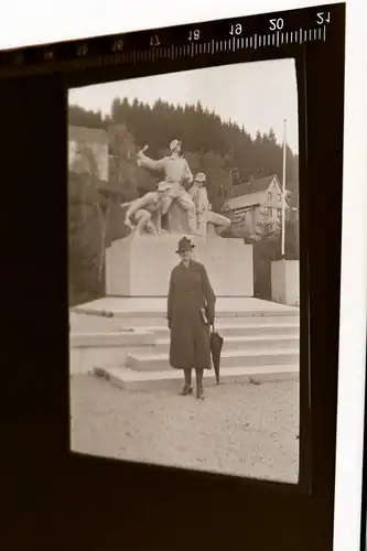 tolles altes Negativ Frau posiert vor Ehrendenkmal Furtwanger Stadtgarten 30-40e