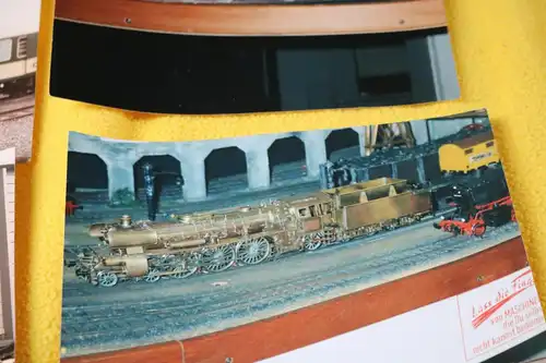 sechs tolle Fotos - Eisenbahnwaggon und Modell-Lokomotive