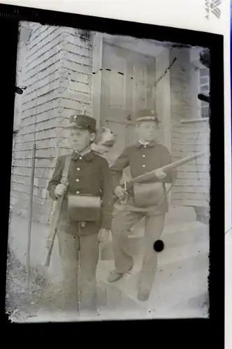 tolles altes Glasnegativ - zwei Jungs in mir unbekannten Uniformen mit Gewehr ?