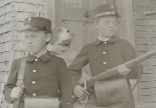 tolles altes Glasnegativ - zwei Jungs in mir unbekannten Uniformen mit Gewehr ?