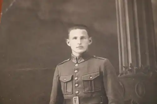 tolles altes Foto Portrait eines Soldaten mit unbekannte Uniform  1910-20 ??