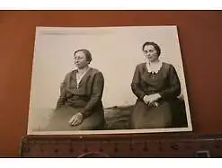 tolles altes Foto -  zwei Frau mit Brosche - Dienstbrosche ?   30-40er Jahre