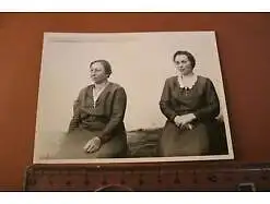 tolles altes Foto -  zwei Frau mit Brosche - Dienstbrosche ?   30-40er Jahre 