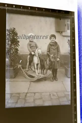 tolles altes Glasnegativ - zwei Jungs einer auf Schaukelpferd  - 1910-20 ?
