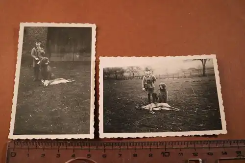 zwei tolle alte Fotos - kleiner Junge in Jäger Uniform mit erlegtem Wild  30er J