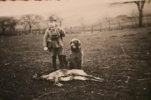 zwei tolle alte Fotos - kleiner Junge in Jäger Uniform mit erlegtem Wild  30er J