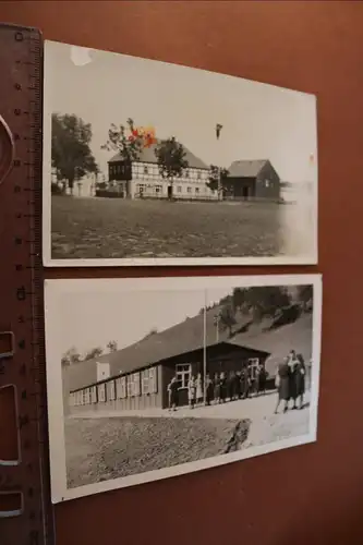 zwei tolle alte Fotos - Schulgebäude ? Baracken -  BDM Mädels - Lager ?