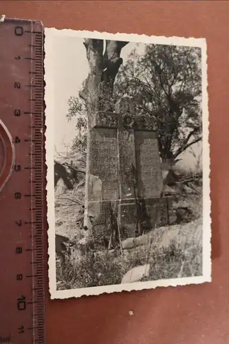 tolles altes Foto - Gedenkstein Soldaten - Karabiner mit Schiessbecher ??