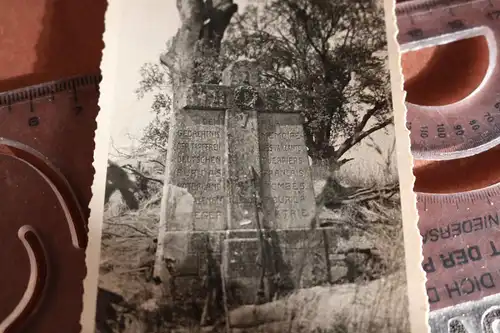 tolles altes Foto - Gedenkstein Soldaten - Karabiner mit Schiessbecher ??