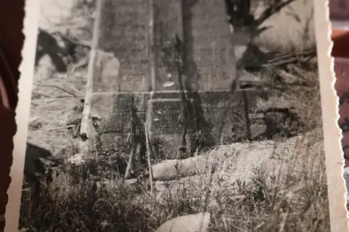 tolles altes Foto - Gedenkstein Soldaten - Karabiner mit Schiessbecher ??