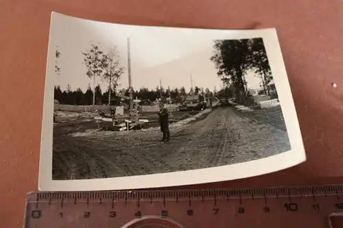 tolles altes Foto - großer Schilderwald an Kreuzung