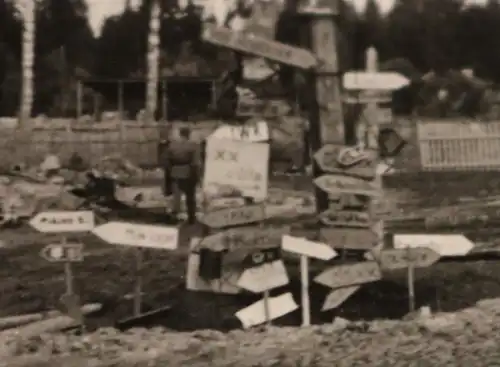 tolles altes Foto - großer Schilderwald an Kreuzung