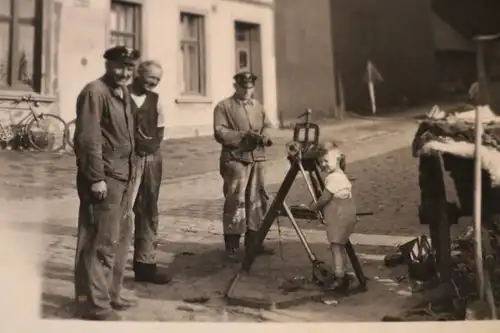 tolles altes Foto -  Arbeiter der Wasserwerke ?? Schirmmütze WW  30-40er Jahre