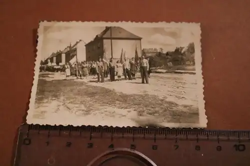 tolles altes Foto -  Vereine ?  Personen in Uniform  1. Mai ?  50-60er Jahre