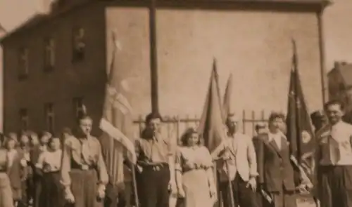 tolles altes Foto -  Vereine ?  Personen in Uniform  1. Mai ?  50-60er Jahre