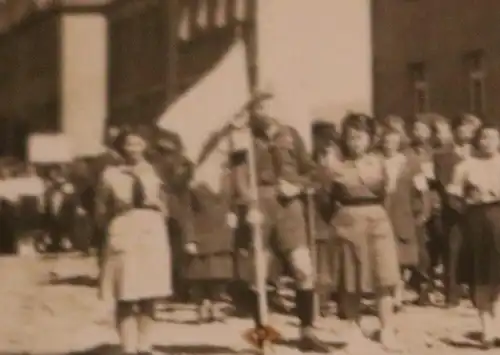 tolles altes Foto -  Vereine ?  Personen in Uniform  1. Mai ?  50-60er Jahre