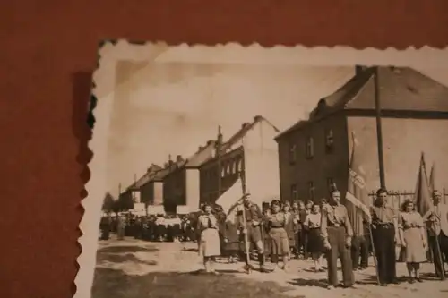 tolles altes Foto -  Vereine ?  Personen in Uniform  1. Mai ?  50-60er Jahre