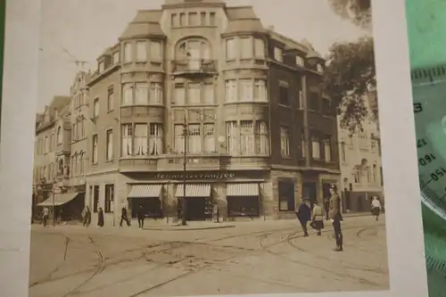 tolles altes Foto -  Gebäude Schweizerkaffee - Laden ?? Strassenbahn - Ort ??