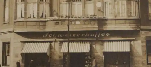 tolles altes Foto -  Gebäude Schweizerkaffee - Laden ?? Strassenbahn - Ort ??