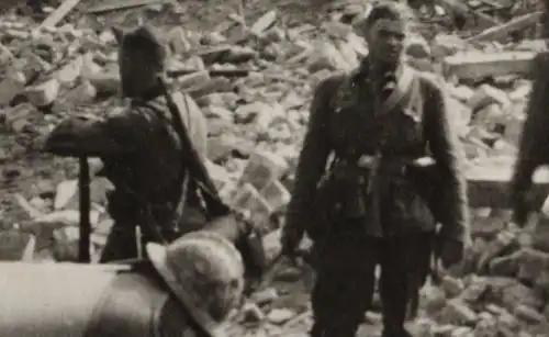 interessantes altes Foto - zerstörte Stadt - Belgien ?? Frankreich ??? Soldaten