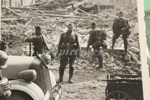 interessantes altes Foto - zerstörte Stadt - Belgien ?? Frankreich ??? Soldaten