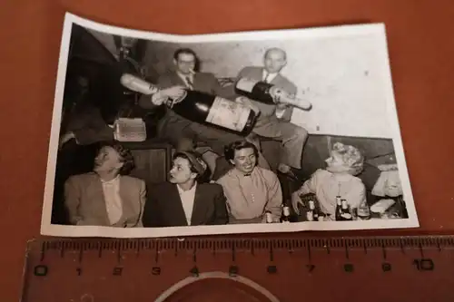 tolles altes Foto -  Gruppe Personen mit riesigen Sektflaschen M&M  1953