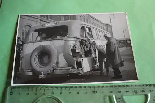 interessantes altes Foto - verunfallter Omnibus - Seitenwand aufgerissen 50-60er