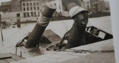 interessantes altes Foto - zerstörter Hafen 1941 - gesunkene Schlepper - Ort ?