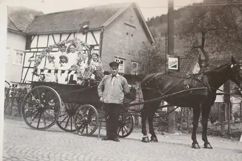 zwei tolle alte Foto - geschmückter Festwagen mit Kindern - 30-40er Jahre Ort ?