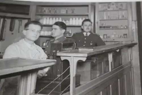 tolles altes Foto - Kaufmannsladen mit Soldaten - mir unbekannte Uniform ?