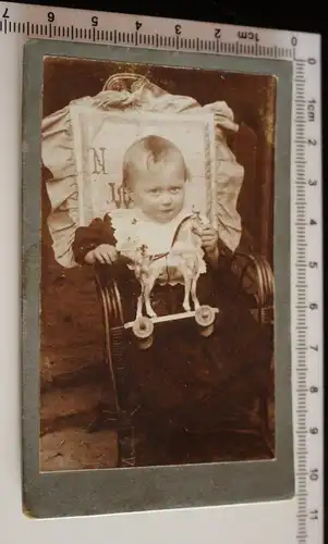 tolles altes CDV-Foto - Kleinkind mit Holzpferd auf Rollen in der Hand