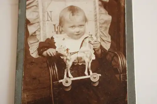 tolles altes CDV-Foto - Kleinkind mit Holzpferd auf Rollen in der Hand