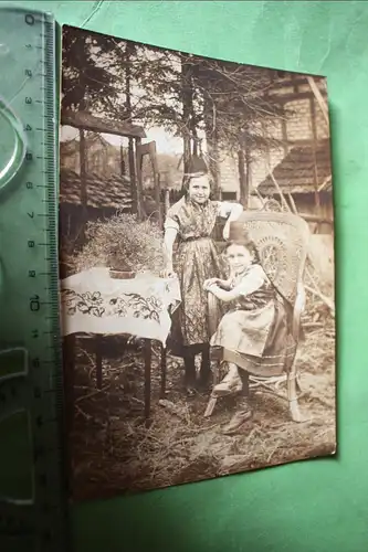 tolles altes Foto - zwei Mädchen in Trachtenkleider - Ort ??? 1910-20 ???
