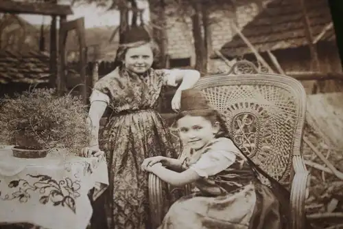 tolles altes Foto - zwei Mädchen in Trachtenkleider - Ort ??? 1910-20 ???