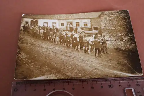 tolles altes Foto - Hochzeitsmarsch durch den Ort mit Kapelle - 1910-20 - Ort ?