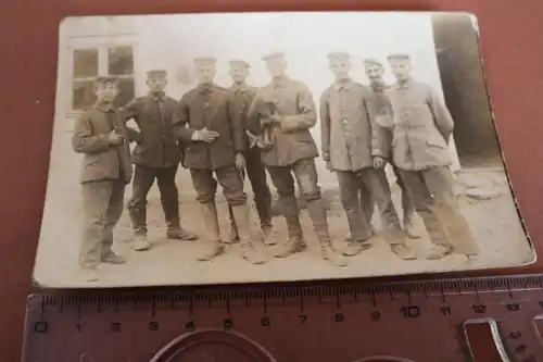 tolles altes Foto - Gruppe Soldaten - einer mit Hund auf dem Arm - 1917