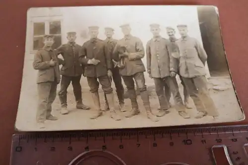 tolles altes Foto - Gruppe Soldaten - einer mit Hund auf dem Arm - 1917 