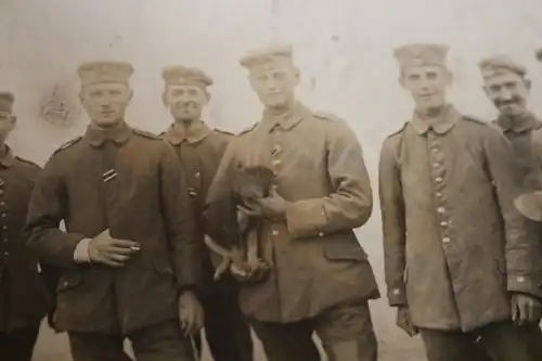 tolles altes Foto - Gruppe Soldaten - einer mit Hund auf dem Arm - 1917