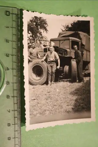 tolles altes Foto - Soldaten beim Reifenwechsel in Brest Frankreich 1940