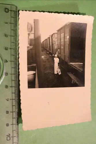 tolles altes Foto - Krankenschwester zwischen Eisenbahnwaggons