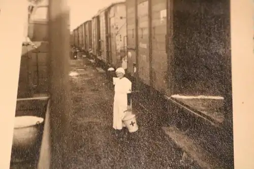 tolles altes Foto - Krankenschwester zwischen Eisenbahnwaggons