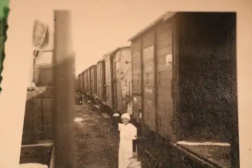 tolles altes Foto - Krankenschwester zwischen Eisenbahnwaggons