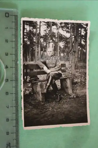 tolles altes Foto - Portrait eines Soldaten auf einer Bank - Ostern 1940