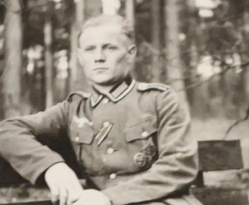 tolles altes Foto - Portrait eines Soldaten auf einer Bank - Ostern 1940