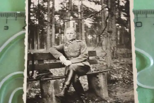 tolles altes Foto - Portrait eines Soldaten auf einer Bank - Ostern 1940