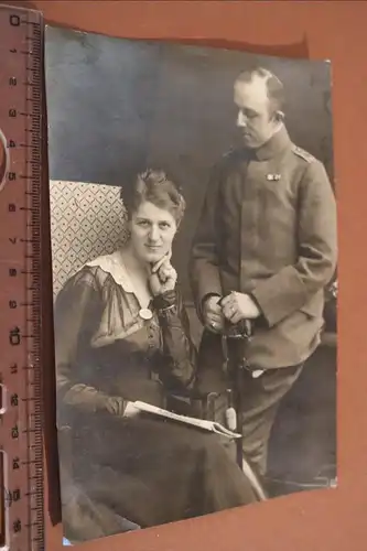 tolles altes Foto - Frau und Soldat mit kleiner Bandspange - 182 Inf. Regt ?