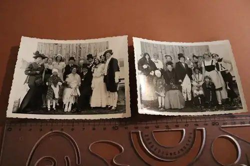 zwei tolle alte Fotos - Gruppe Personen in Kostümen - Fasching ? 30-50er Jahre ?