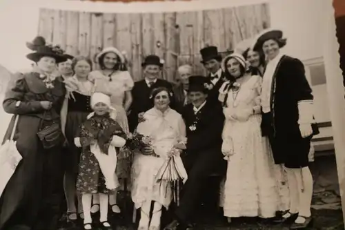 zwei tolle alte Fotos - Gruppe Personen in Kostümen - Fasching ? 30-50er Jahre ?