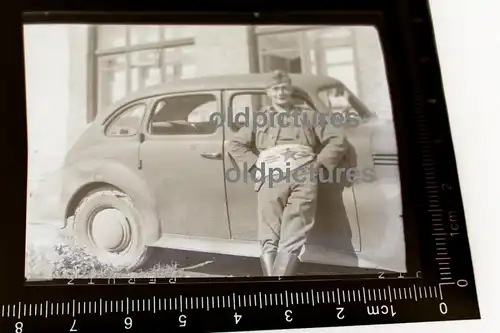 tolles altes Negativ - deutscher Soldat posiert mit amerikan. Sternflagge ??? 